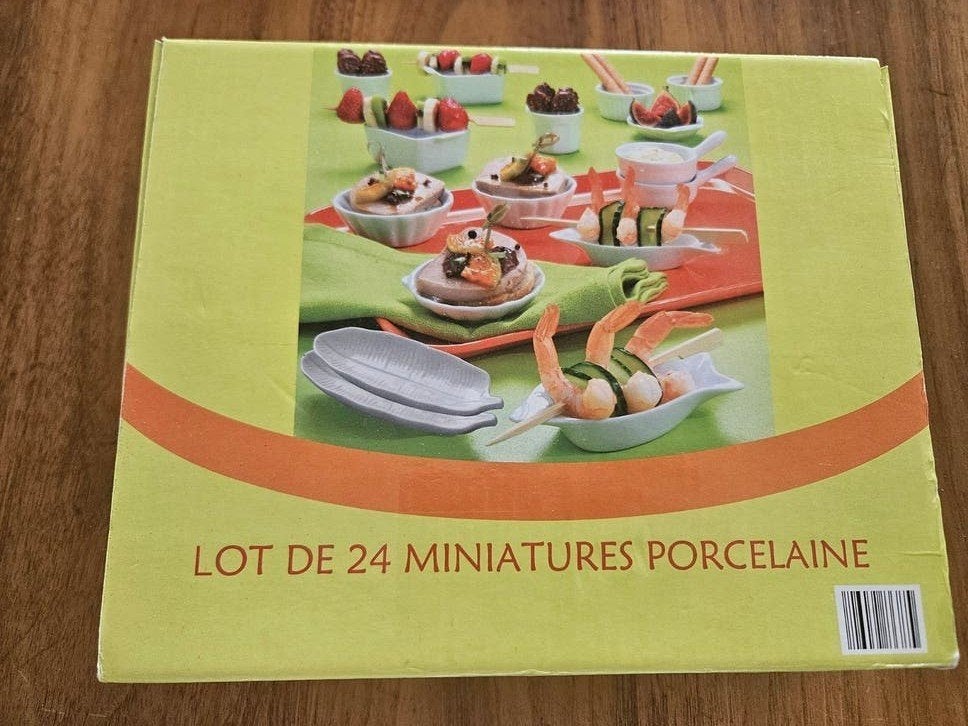 Set van 24 porseleinen miniatuur schaaltjes, Huis en Inrichting, Nieuw, Ophalen of Verzenden, Schaal of Schalen, Overige stijlen