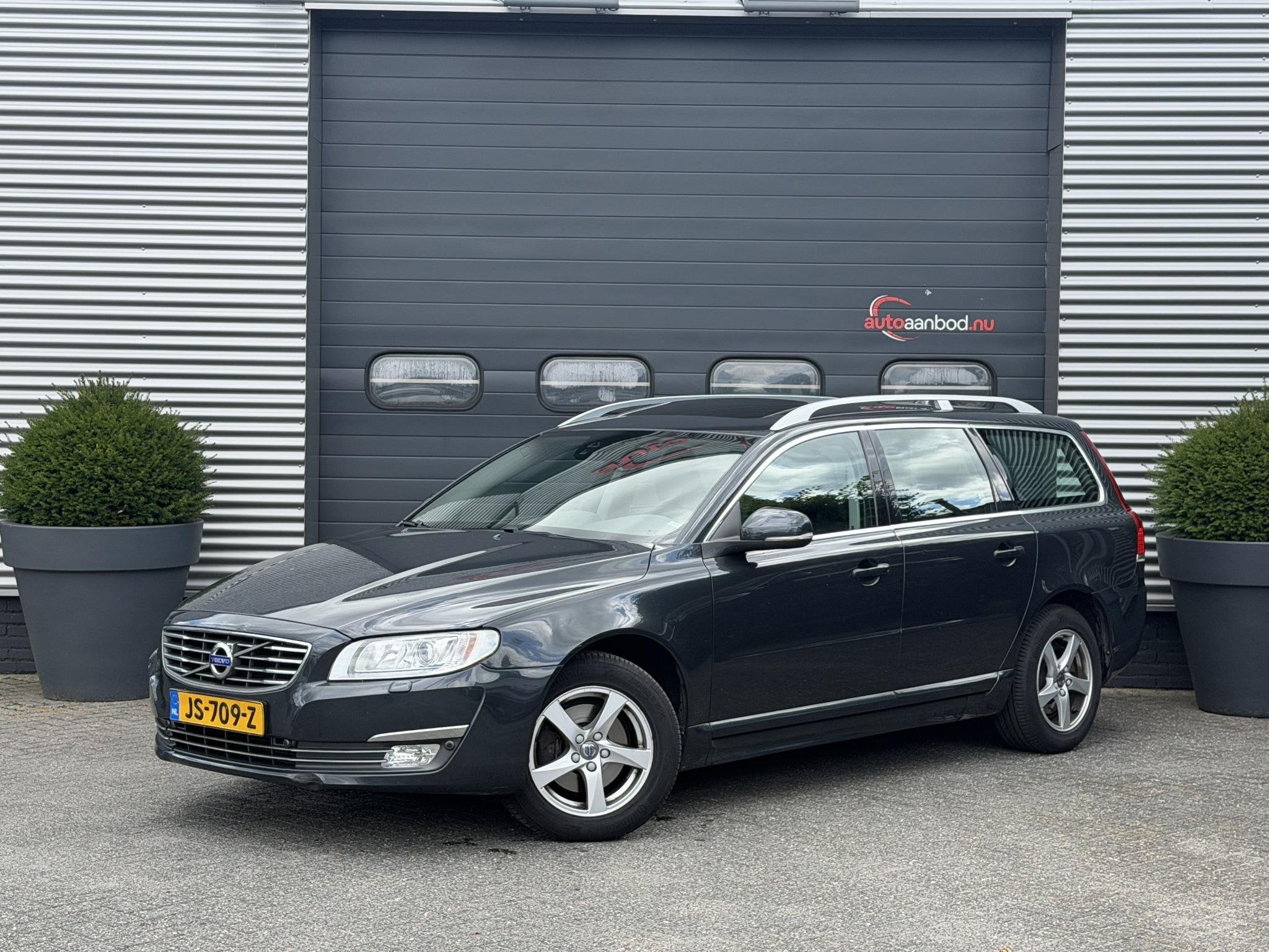 Volvo V70 2.0 D3 Polar+ | Panoramadak | Navigatie | Lederen, Voorwielaandrijving, 4 cilinders, 1570 kg, Zilver of Grijs