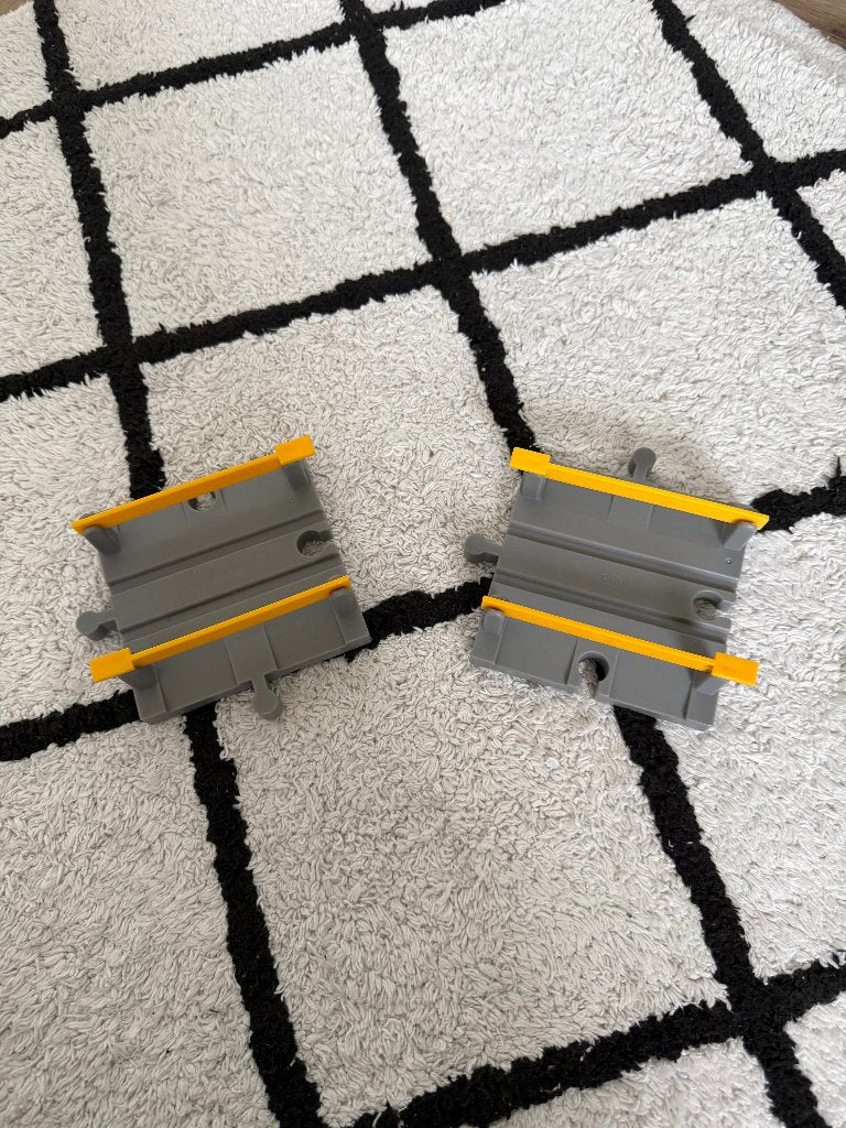 Heel goed 2x grijs Brio autoweg set spoorwegovergang 33209, Ophalen of Verzenden, Zo goed als nieuw