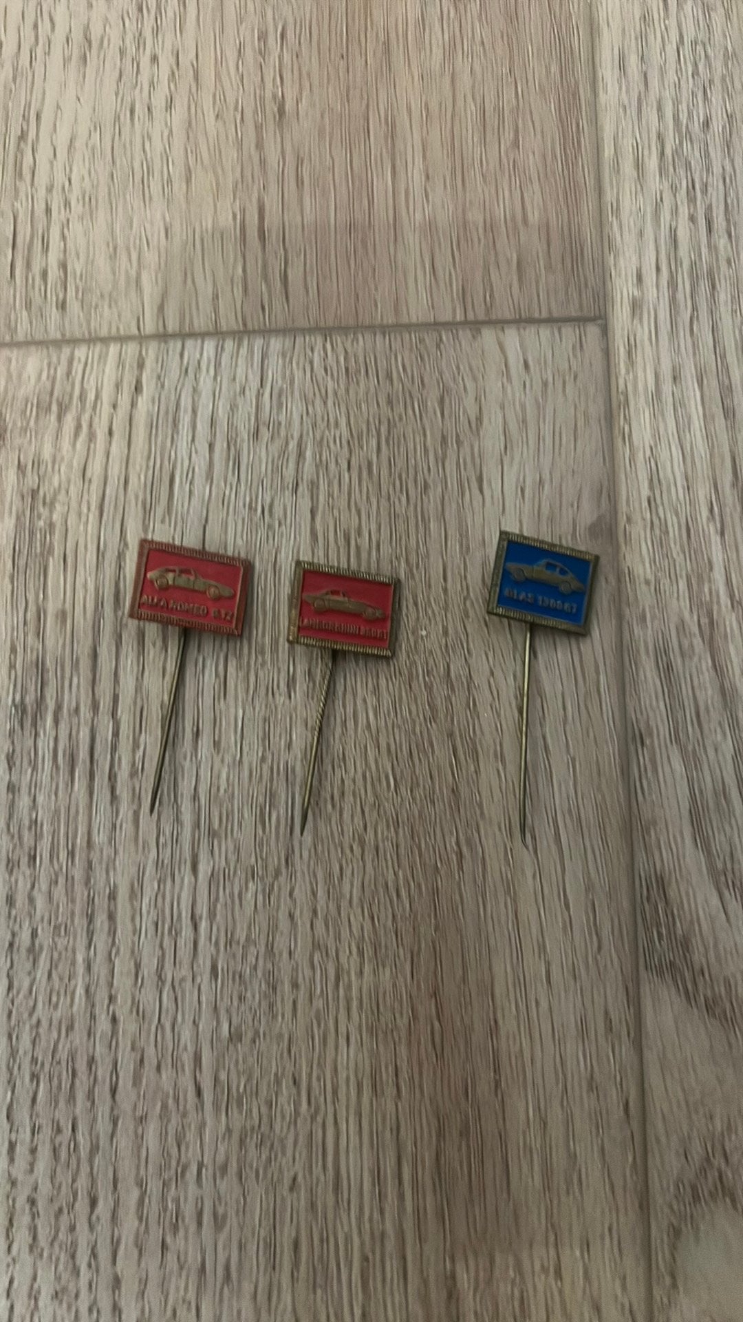 3 vintage jaren 60-70 autospeldjes w veluw zeist, Verzamelen, Ophalen of Verzenden, Gebruikt, Overige onderwerpen, Speldje of Pin