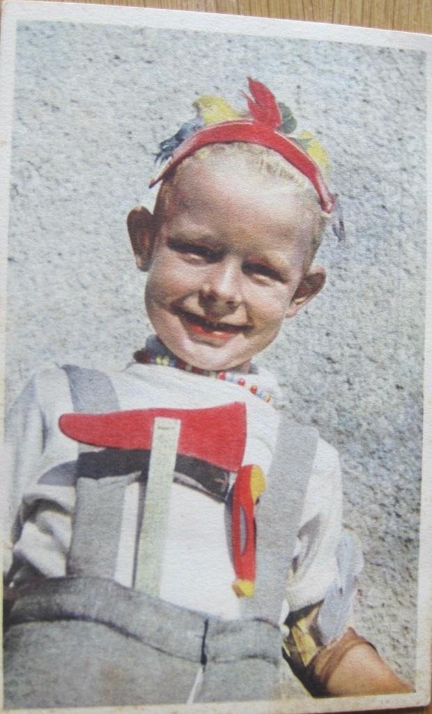 Jongen met indianentooi en bijl - foto - 1950, Verzenden, 1940 tot 1960, Gelopen, Kinderen