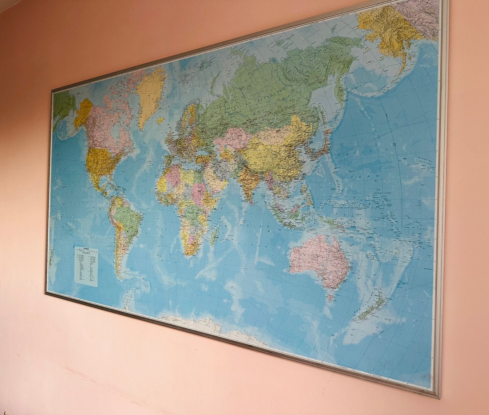 Ingelijste Wereldkaart magnetisch 2m2, Ophalen, Zo goed als nieuw, Schilderij