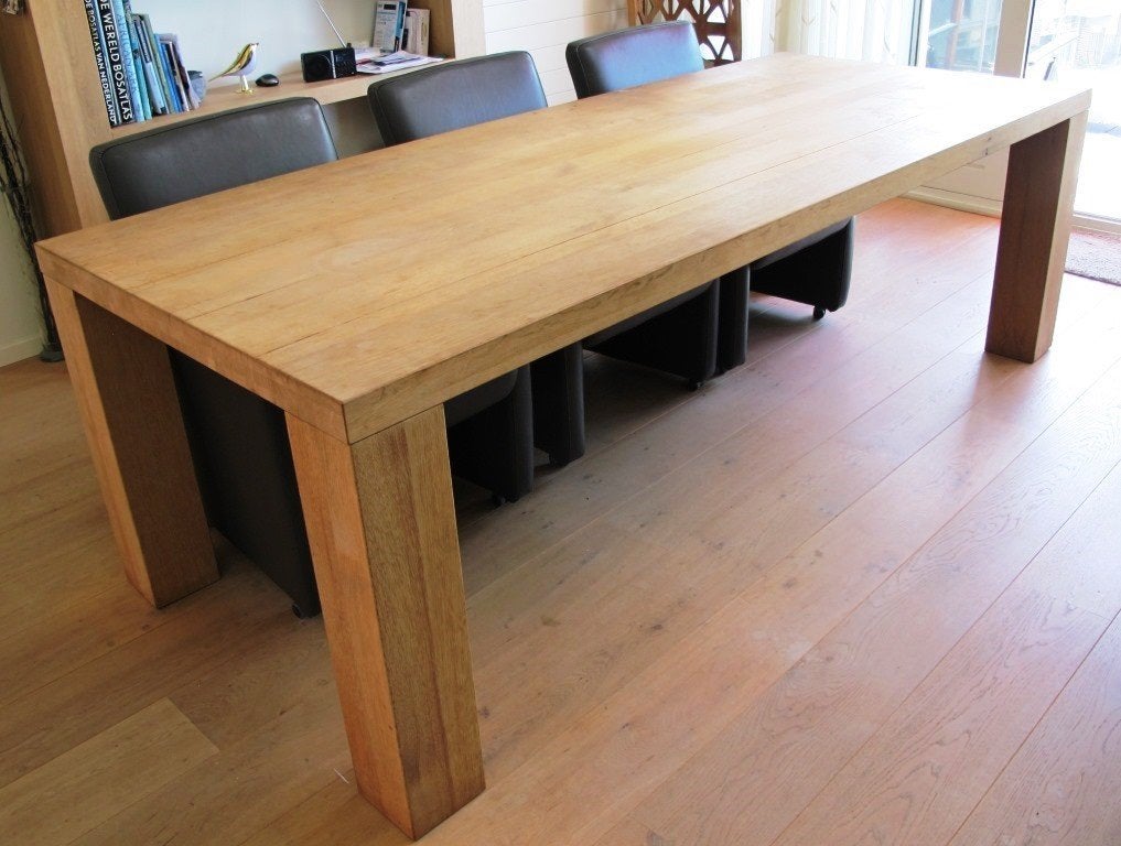 Foto 3 van Massief houten tafel en zes stoelen (leer bekleed)