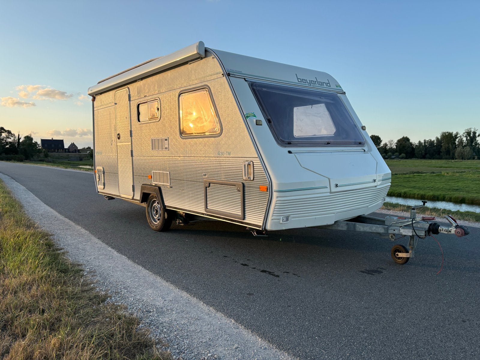 Te koop: Beyerland Vitesse 430 TM caravan met Thule luifel, Vast bed, Luifel, Treinzit, Particulier