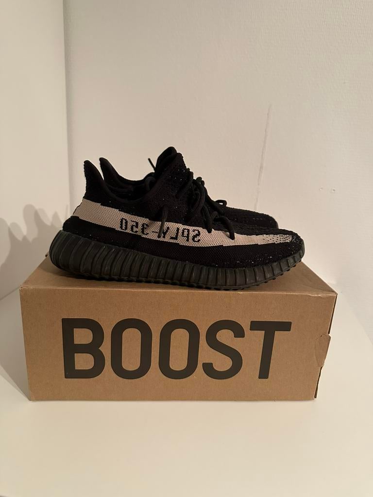 Yeezy 350V2 “Core Black White” (Oreo) 41 1/3, Zwart, Ophalen of Verzenden, Yeezy, Sneakers of Gympen