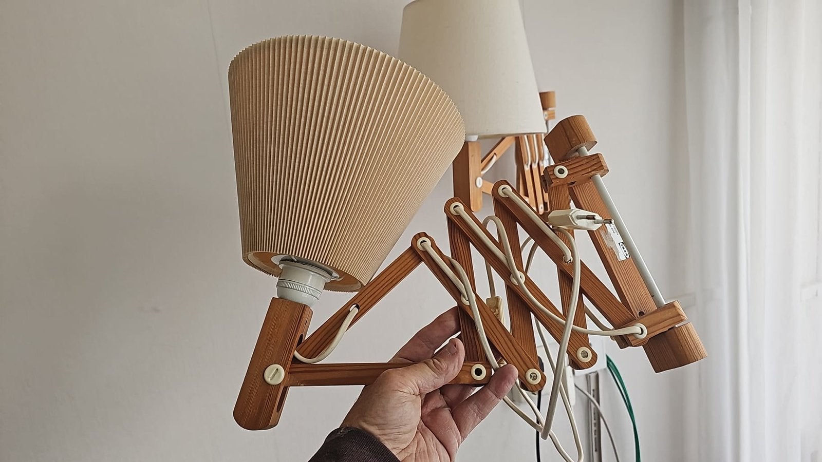 Uitschuifbare houten wandlamp met plissé kap, Gebruikt, Leeslamp, Overige merken, Verstelbaar