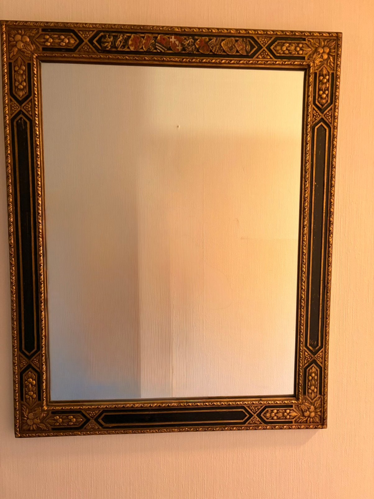 Grote vintage wandspiegel met heraldische wapenschilden, Antiek en Kunst, Ophalen, Rechthoekig, 50 tot 100 cm, Minder dan 100 cm
