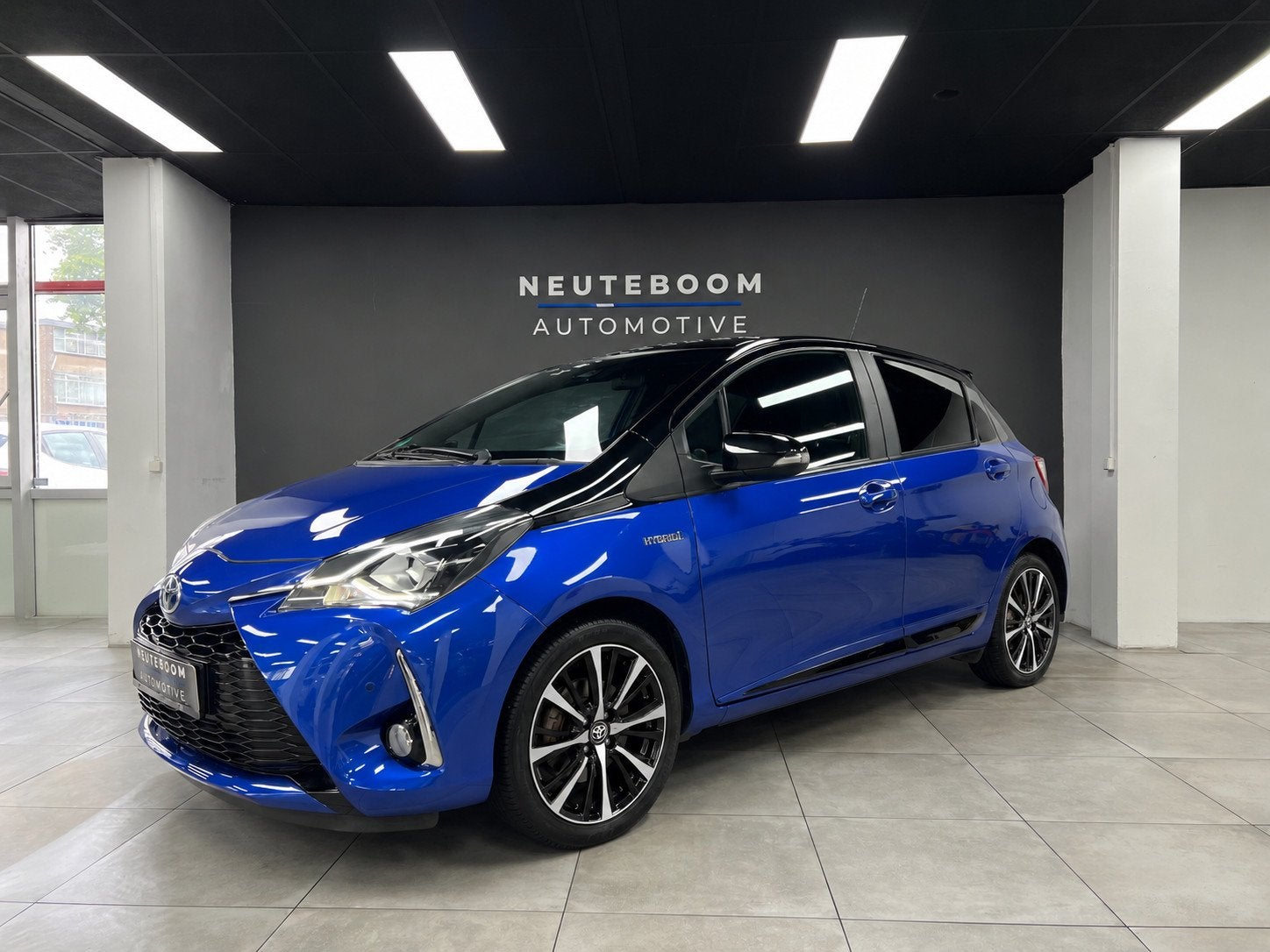 Toyota Yaris 1.5 Hybrid Bi-Tone Plus | Navi| Keyless| Cruise, Dealer onderhouden, Gebruikt, Zwart, 4 cilinders