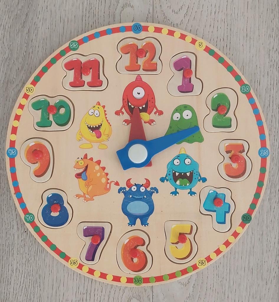 Houten klok met uitneembare cijfers en vrolijke monsters, Ophalen of Verzenden, Gebruikt, Puzzelen