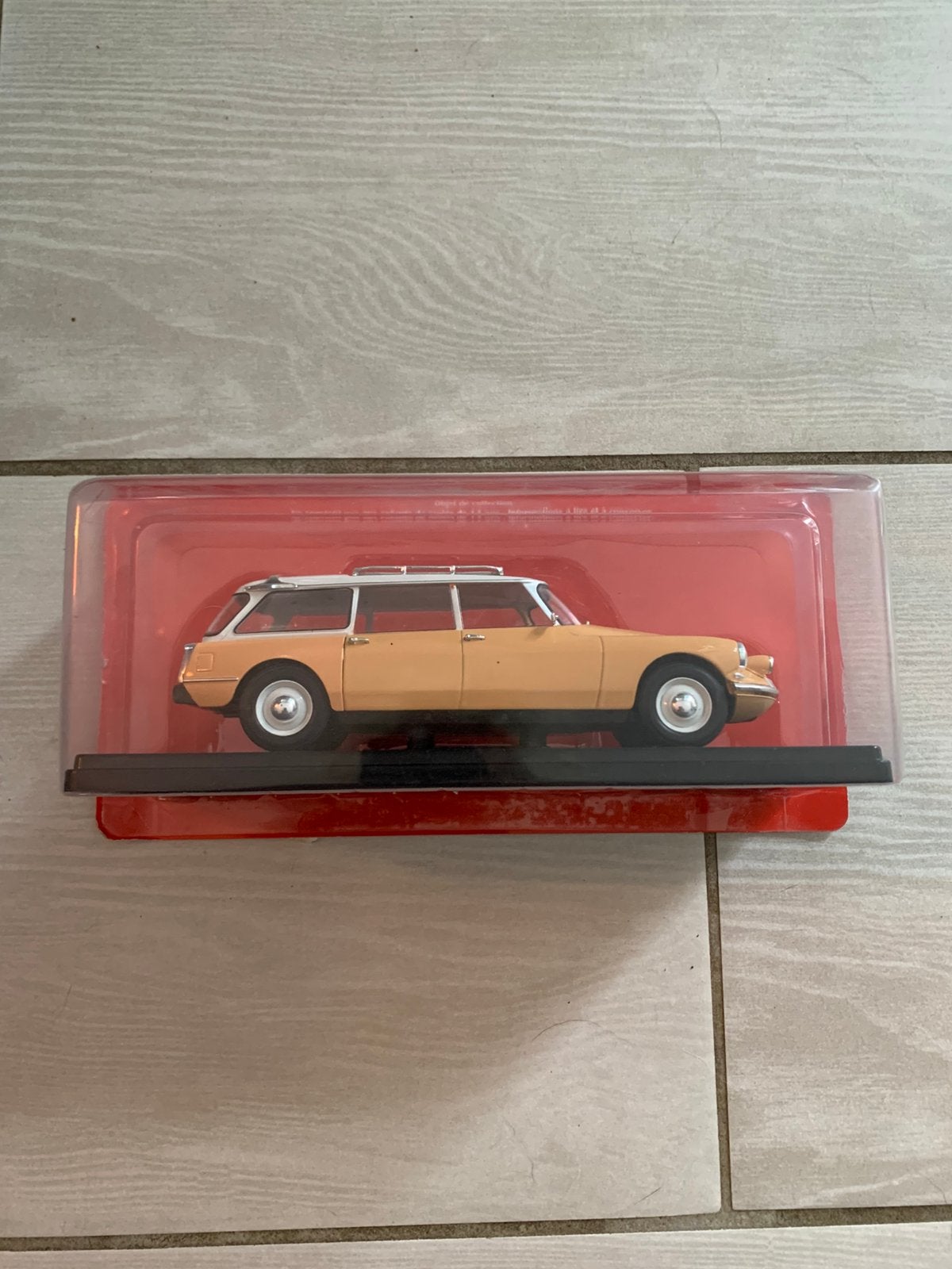 Citroën ds break 20cm in showdoos beige/oranje, Hobby en Vrije tijd, Modelauto's | 1:24, Ophalen of Verzenden, Zo goed als nieuw