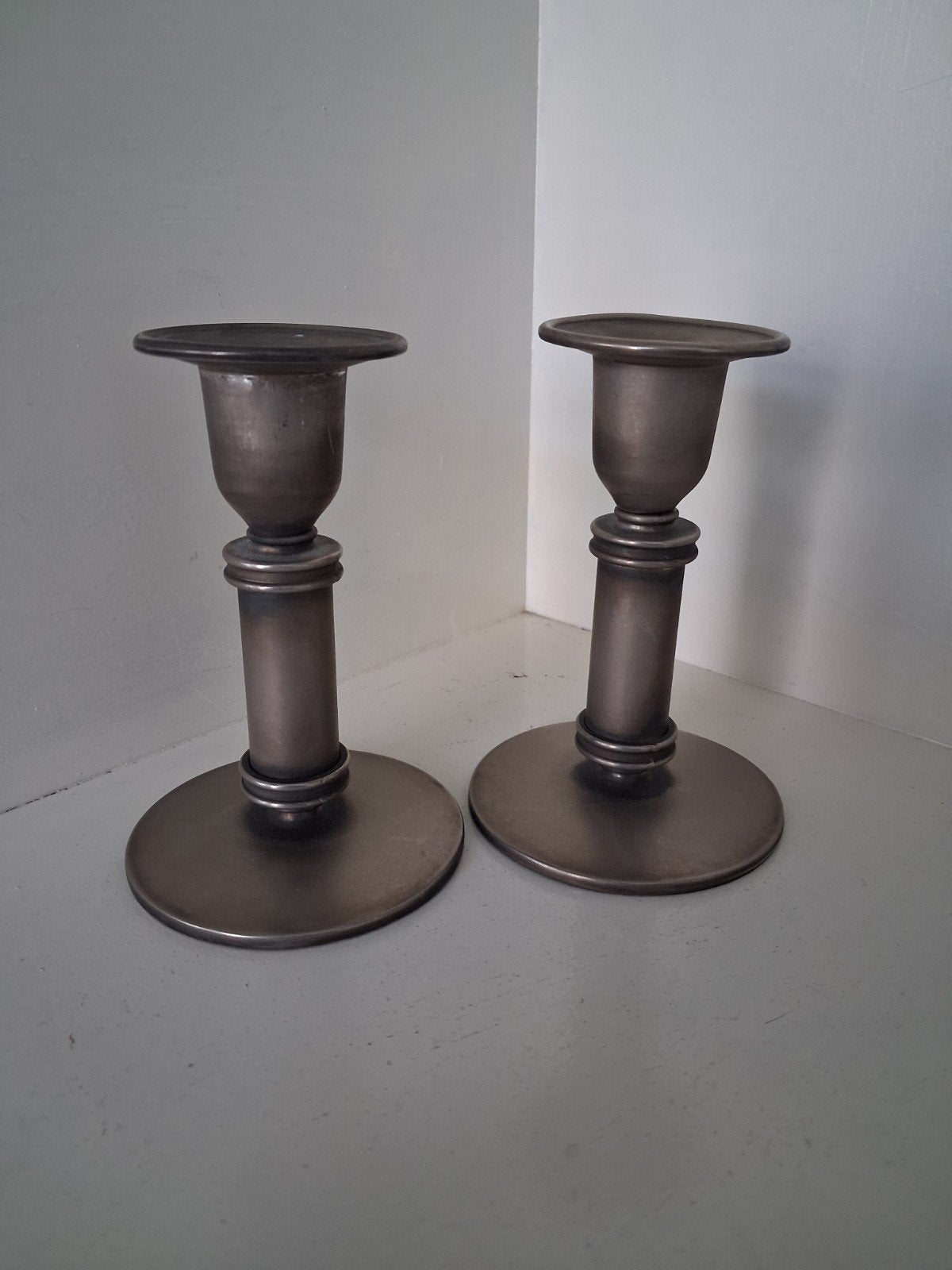 Set van 2 Vintage Tinnen Kandelaars - Colonial Stijl (11cm), Ophalen of Verzenden, Overige materialen