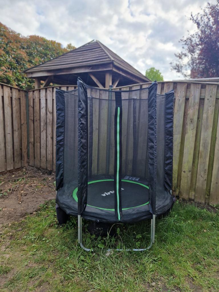 Kindertrampoline met Veiligheidsnet en zandzakken, Ophalen, Gebruikt