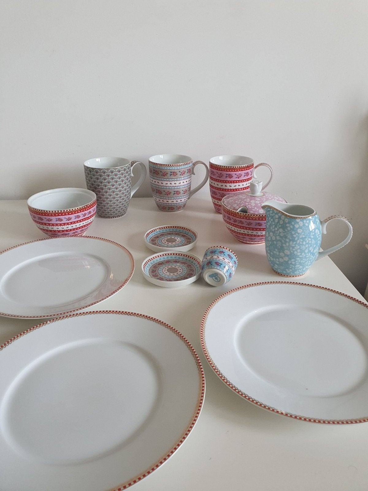 Pip set, niet gebruikt,13 stuks, 3 borden 21 cm,mokken 10 cm, Ophalen of Verzenden