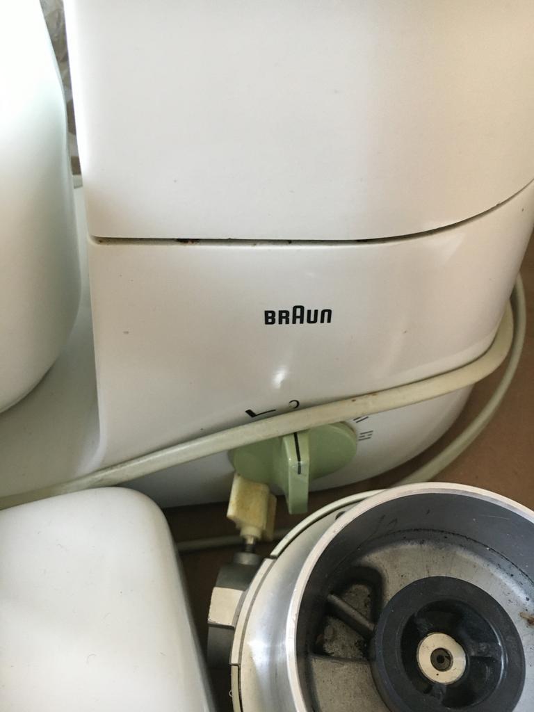 Vintage Braun KM32 Keukenmixer met Kommen en Hulpstukken, Witgoed en Apparatuur, Keukenmixers, 2 tot 3 liter, Ophalen, Gebruikt