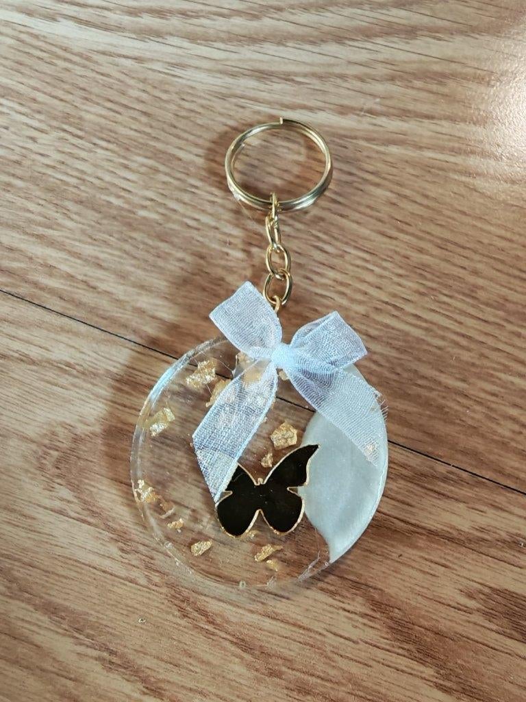 100x Vlinder sleutelhangers resin goud, Ophalen of Verzenden, Nieuw