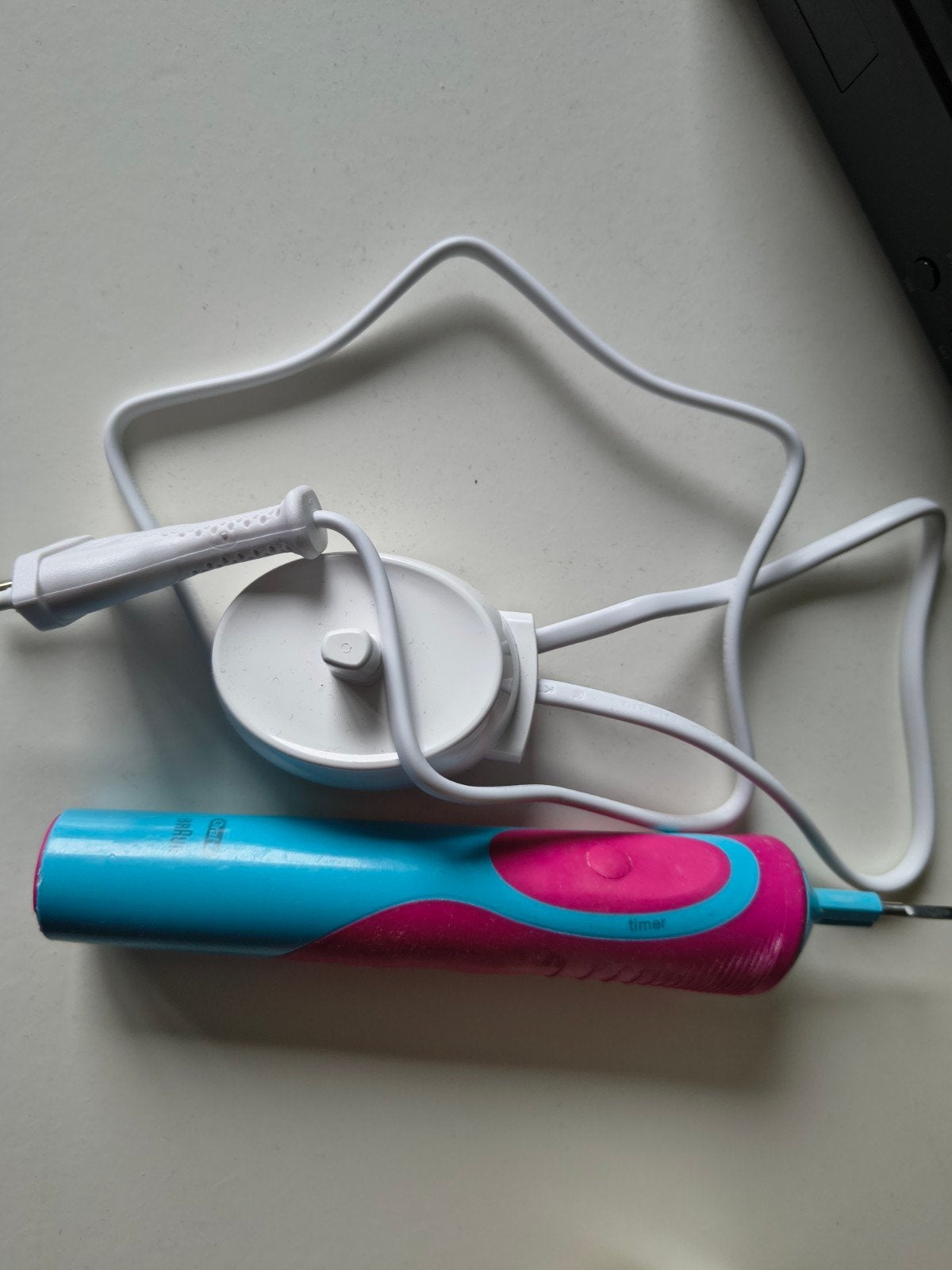 Oral-B elektrische tandenborstel met oplader, Ophalen of Verzenden, Gebruikt, Mondverzorging