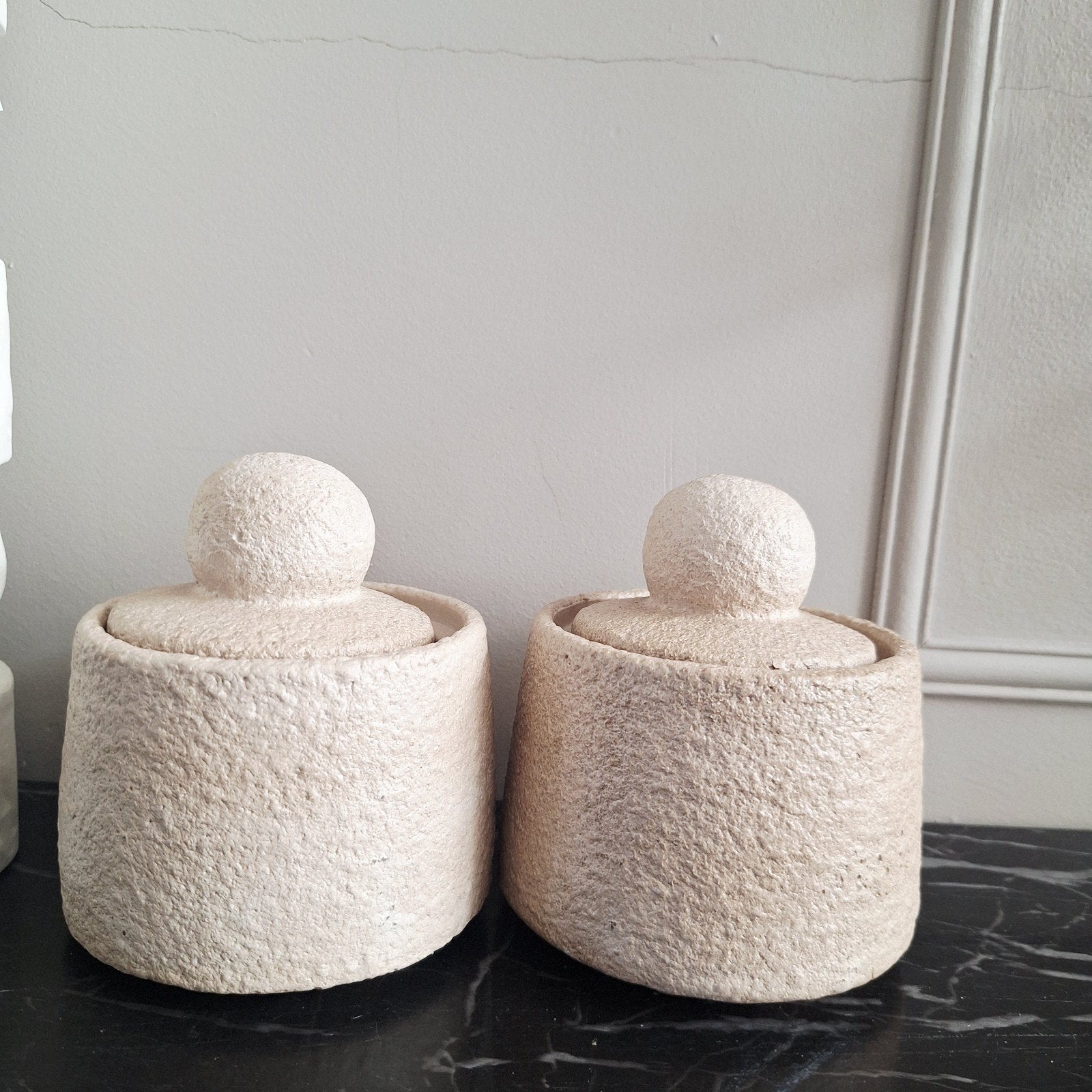 set van 2 beige stenen potjes met grote knoppen, Rond, Ophalen of Verzenden, Zo goed als nieuw, X