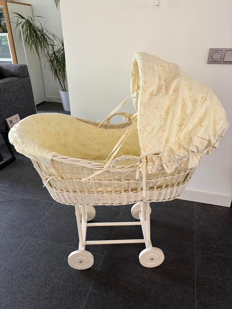 Rieten babywieg met matrasje, Kinderen en Baby's, Babywiegjes en Ledikanten, Ophalen, Gebruikt, Wieg