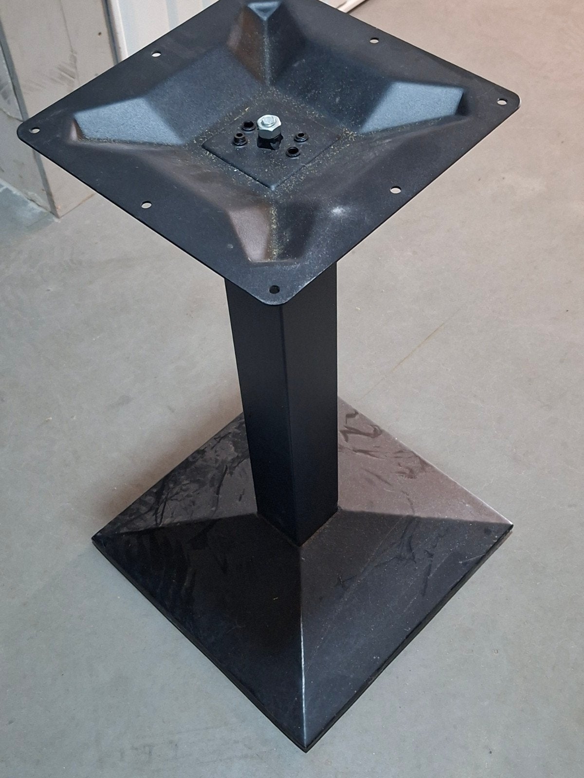 zware metalen tafelpoot voor in de horeca, Ophalen, Gebruikt
