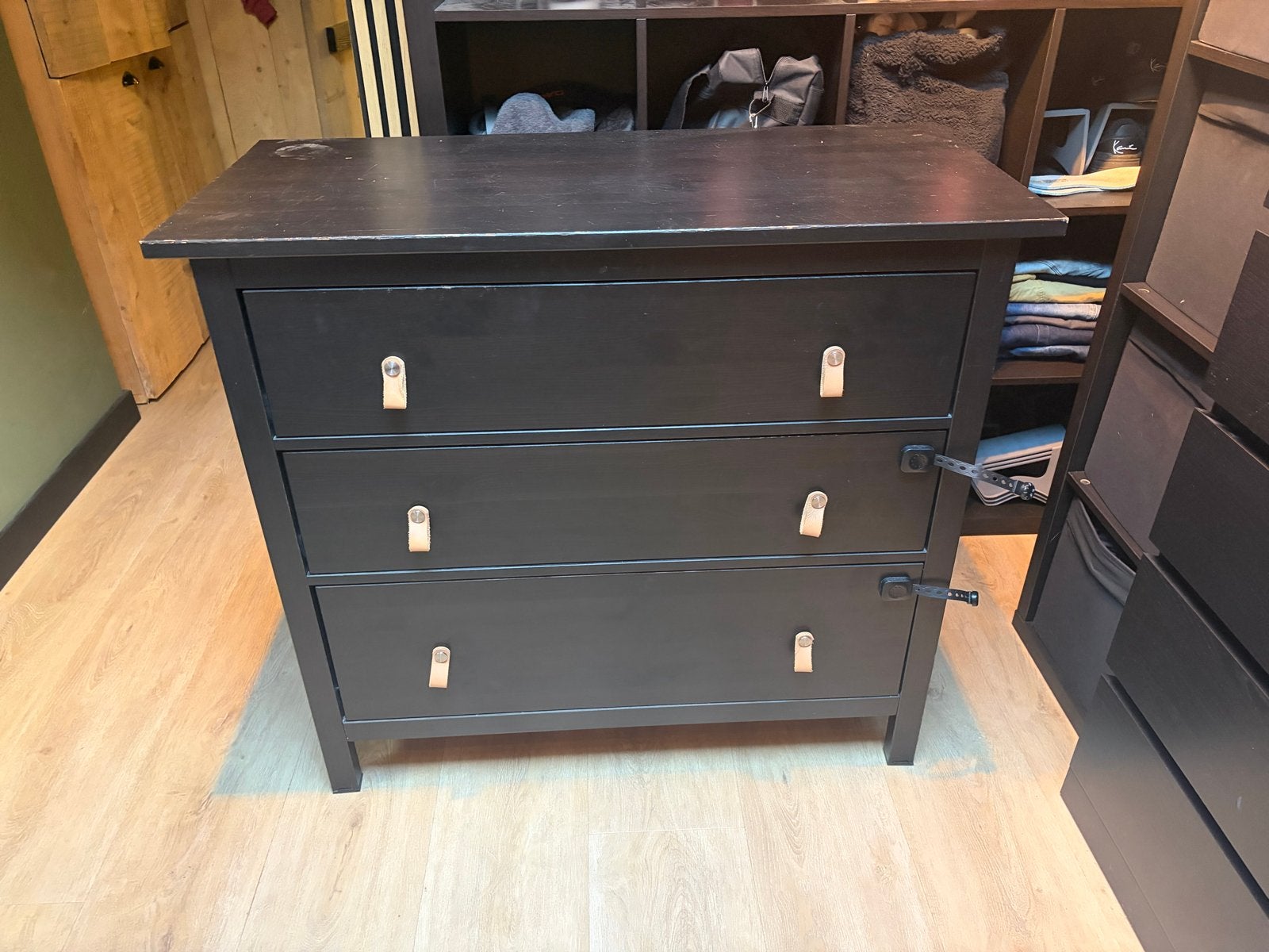Ikea Hemnes ladekast zwart met 3 lades en leren handgrepen, Ophalen, Gebruikt, 100 tot 150 cm, 3 of 4 laden
