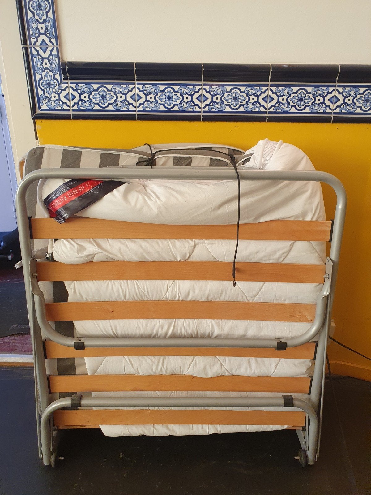Uitklapbed inclusief matras en matrasbeschermer, Ophalen, Zo goed als nieuw, Eenpersoons