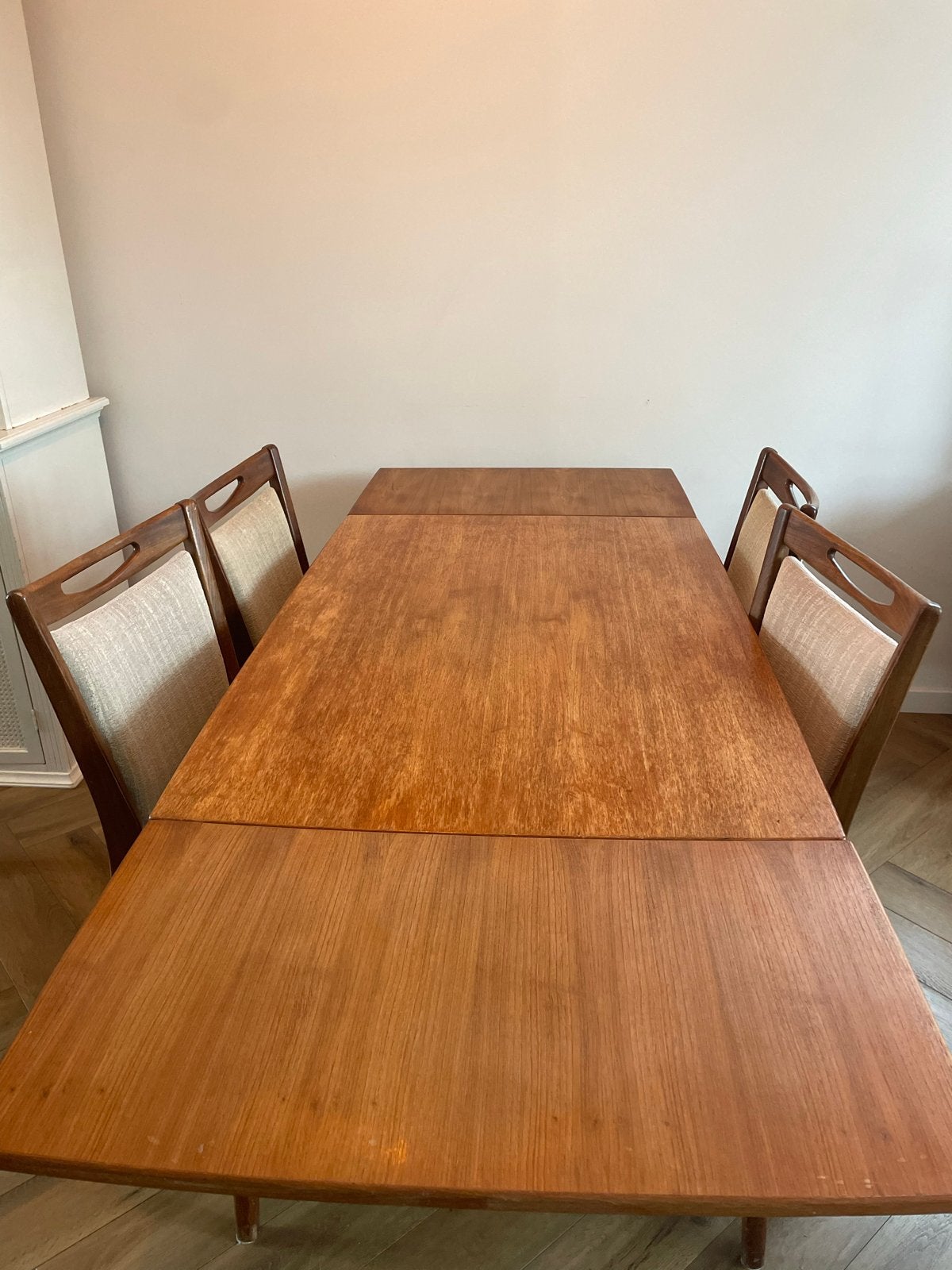 Uitschuifbare eettafel met 4 stoelen