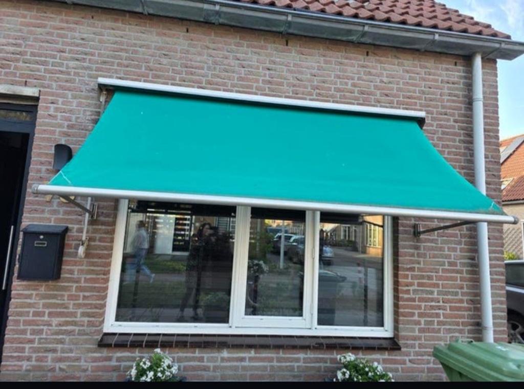 Zonnescherm 270cm breed, Tuin en Terras, Zonneschermen, 150 tot 300 cm, Ophalen of Verzenden, Gebruikt, Knikarmscherm