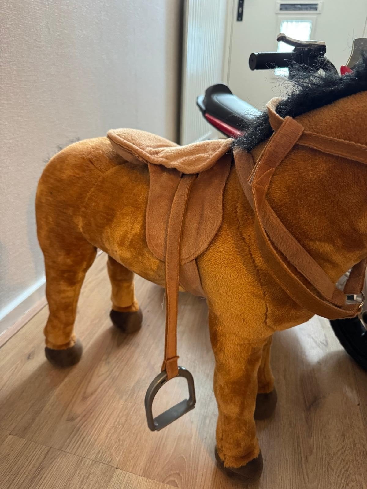 Bruin speelgoedpaard met zadel en hoofdstel, Ophalen, Gebruikt, Jongen of Meisje