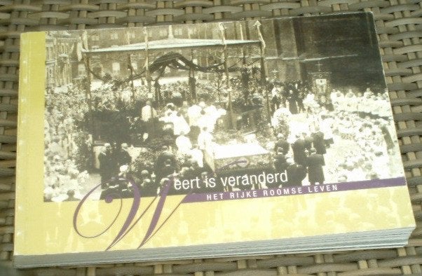 Weert is veranderd. Het rijke Roomse leven. 9789077345146., Ophalen of Verzenden, Zo goed als nieuw