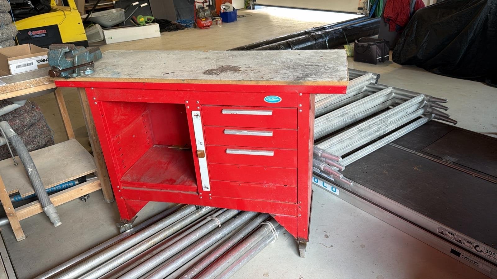 Robuuste rode werkbank met bankschroef en lades, Doe-het-zelf en Verbouw, Werkbanken, Ophalen, Gebruikt, 120 tot 170 cm, Bankschroef