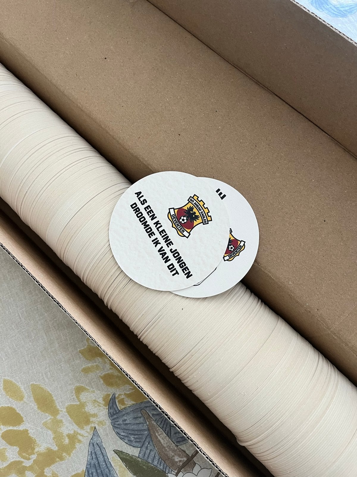 Doos vol bierviltjes Go Ahead Eagles / AZ – KNVB Bekerfinale, Ophalen of Verzenden, Nieuw, Overige binnenlandse clubs, Poster, Plaatje of Sticker