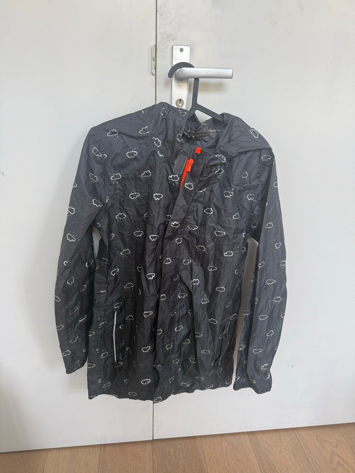 Hema regenjas met wolkenprint, maat 158/164, Ophalen of Verzenden, Gebruikt, Jongen of Meisje, Jas