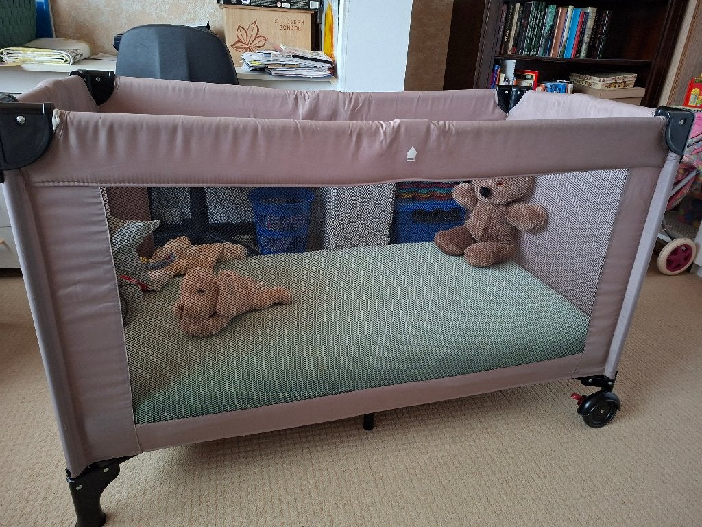 campingbedje + stevig matrasje - Uitstekende staat, Kinderen en Baby's, Ophalen, Zo goed als nieuw, Minder dan 140 cm, Matras