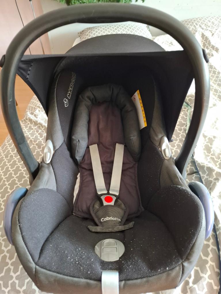 Maxi-Cosi Cabriofix met stoelverkleiner en zonnescherm, Ophalen