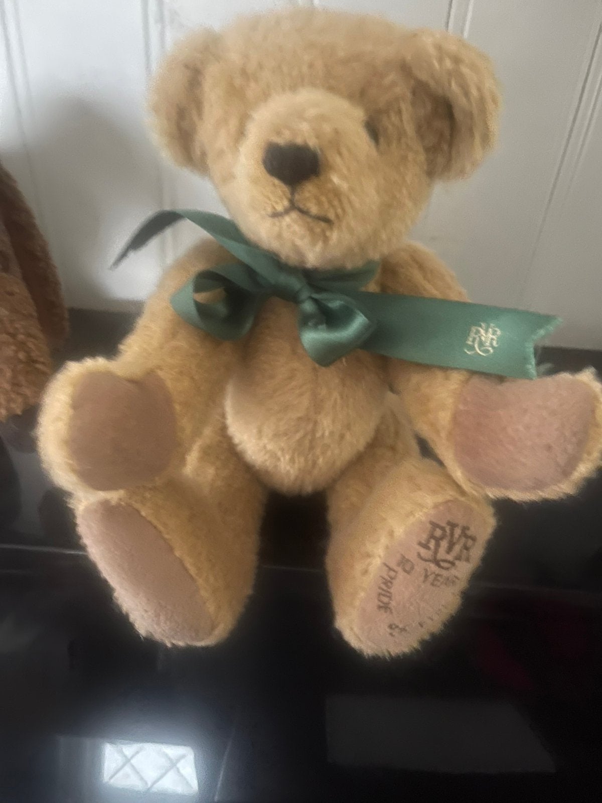 Schattige Teddybeer met Beweegbare Ledematen en Groen Lint, Ophalen of Verzenden, Zo goed als nieuw, Stoffen beer, Overige merken