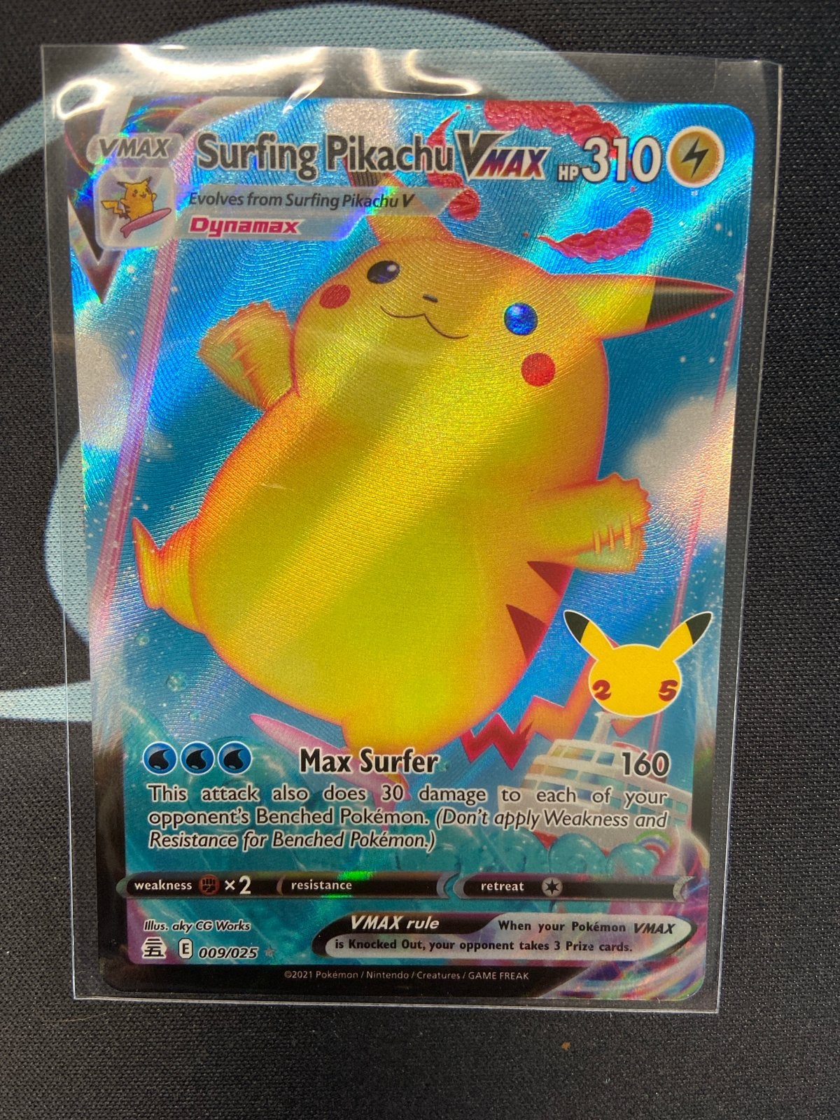 Surfing Pikachu VMAX (CEL 009), Ophalen, Zo goed als nieuw, Losse kaart, Foil