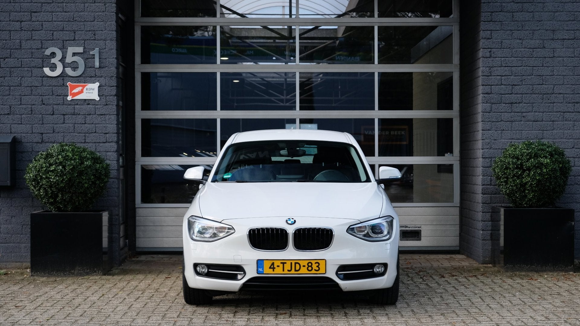 BMW 1-serie 116i High Executive Cruise|Navi|H&K|Leder|Xenon, Auto's, Gebruikt, 4 cilinders, Wit, 650 kg