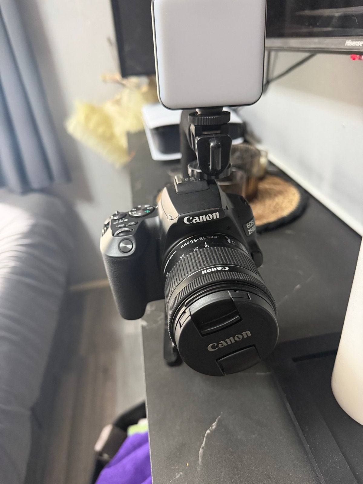 Canon EOS 250D met lens, lamp, acculader en statief, Spiegelreflex, Canon, Oplader, Ophalen of Verzenden