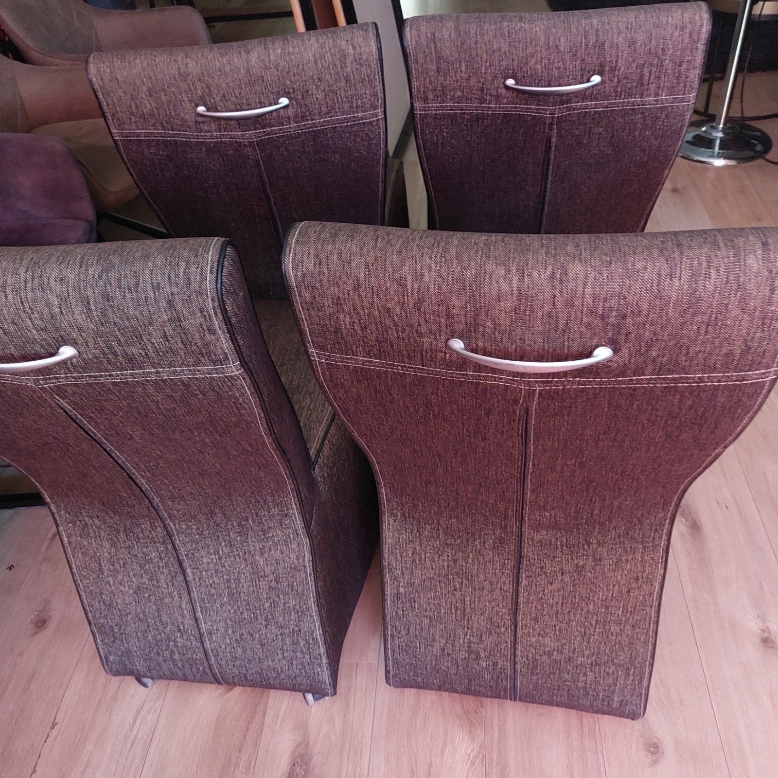 Set van 4 bruine eetkamerstoelen met stofbekleding, Gebruikt, Bruin, Ophalen of Verzenden, Vier