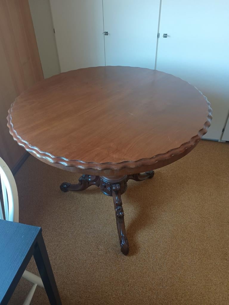 Antieke ronde tafel met prachtig bewerkte poot, Ophalen