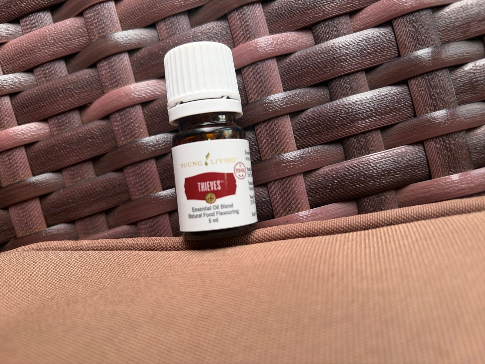 Thieves+  young living nieuw, Ophalen of Verzenden, Nieuw, Overige typen