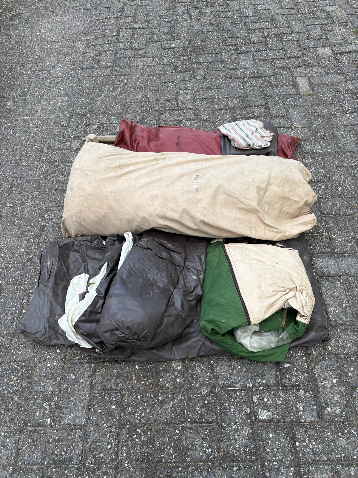 Grote tent, compleet met stokken en haringen, Ophalen, Gebruikt, Meer dan 6