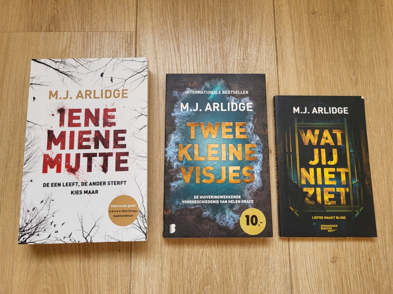 M.J. Arlidge - 3 x voor 5 euro oa Twee kleine visjes, Ophalen of Verzenden, Gelezen, M.J. Arlidge