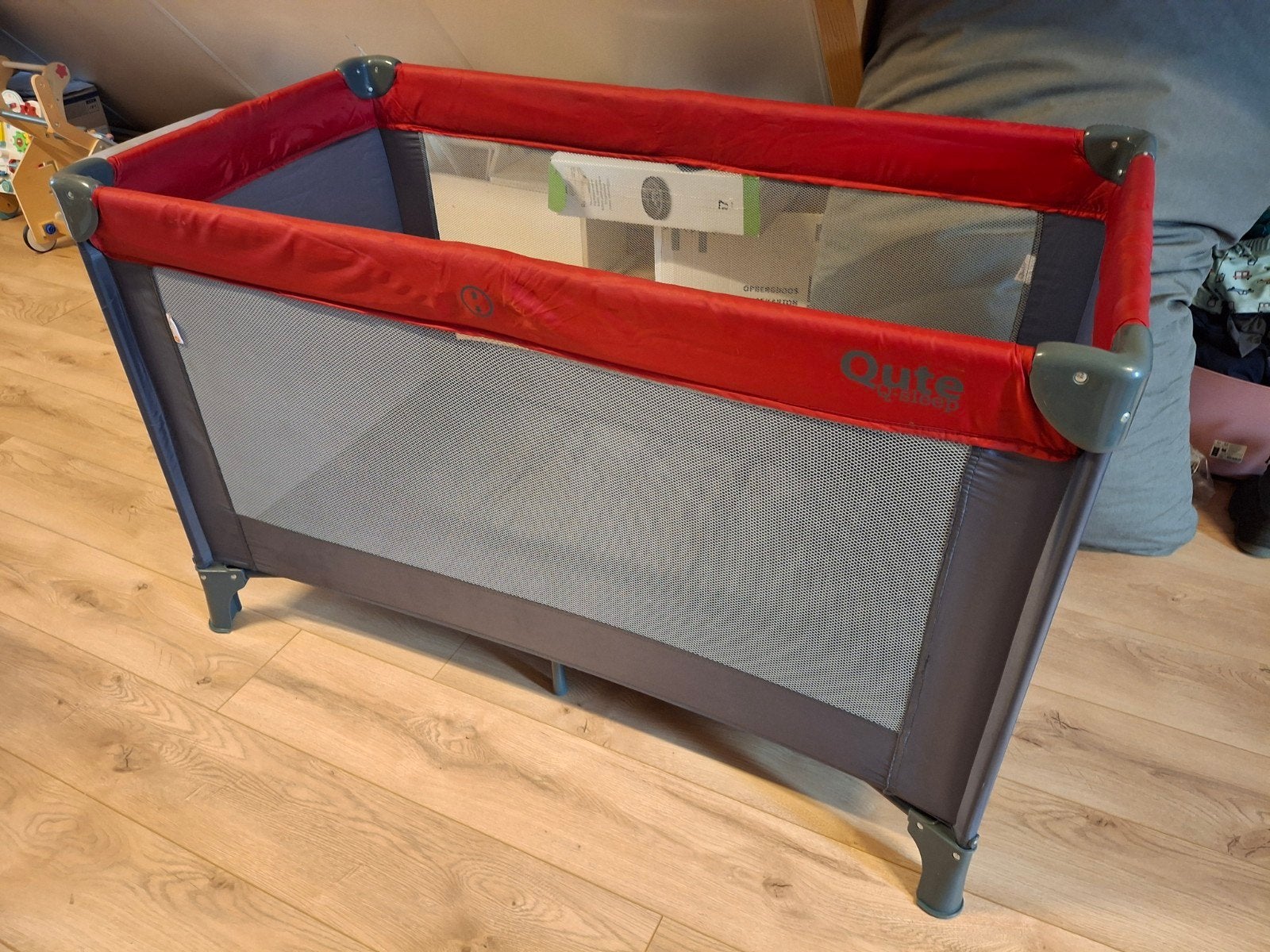 Camping kinderbedje met extra dik matras en verschoonmatje, Kinderen en Baby's, Ophalen, Zo goed als nieuw, Minder dan 140 cm