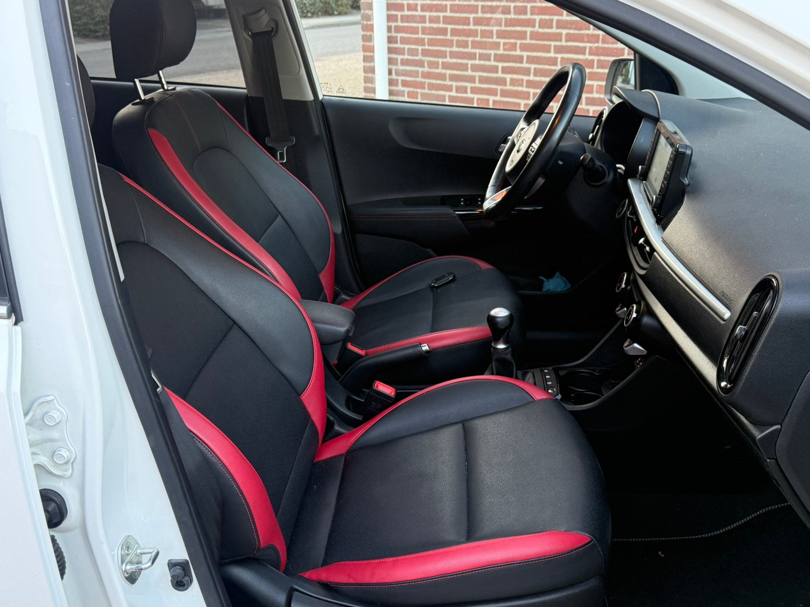 Foto 12 van Kia Picanto gt line 1.2 Cvvt 84pk 5-zits 2017 Wit