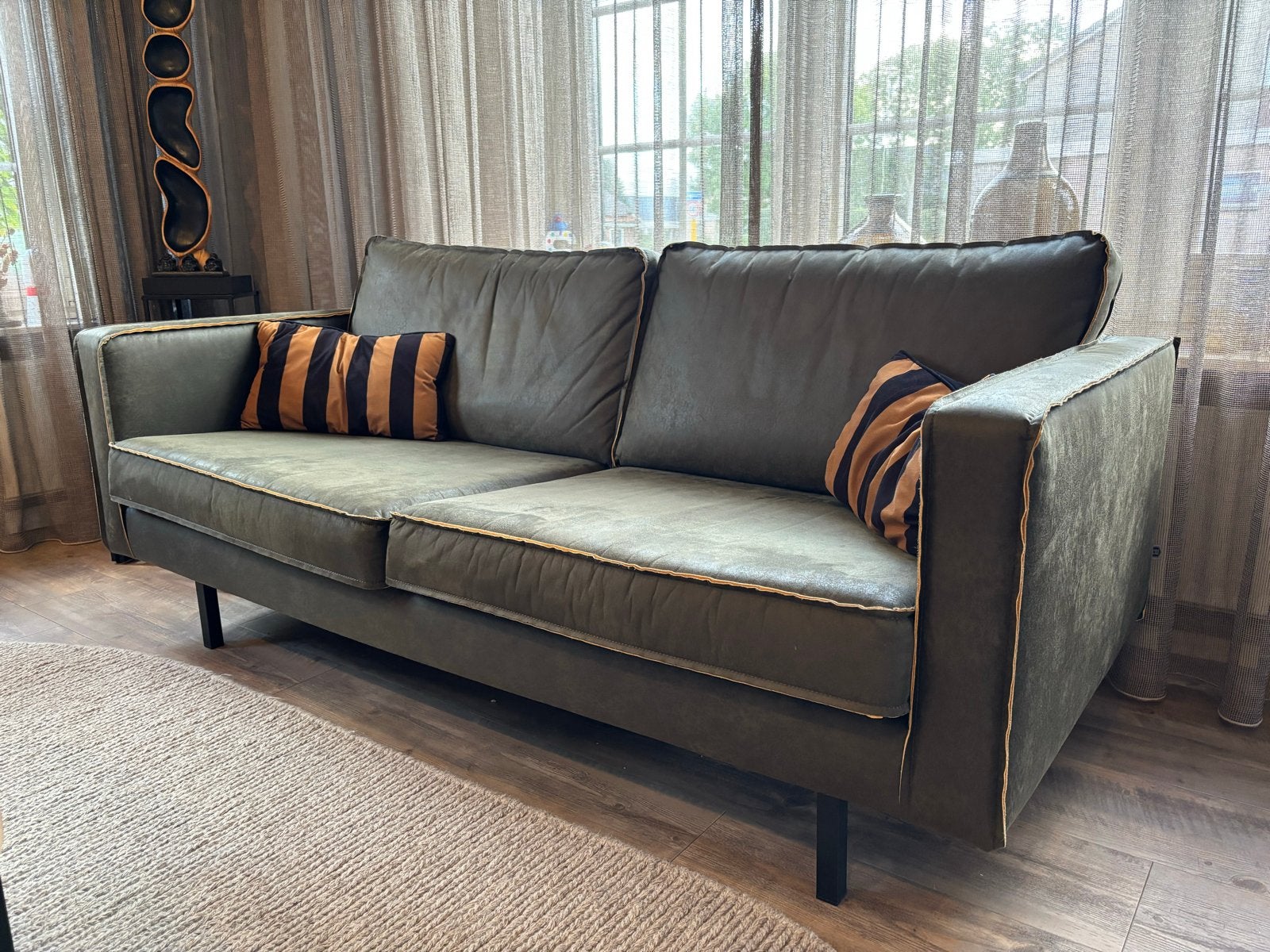 Comfortabele 2-zitsbank in olijfgroen met oker  bies, Ophalen, 150 tot 200 cm, Tweepersoons, 75 tot 100 cm