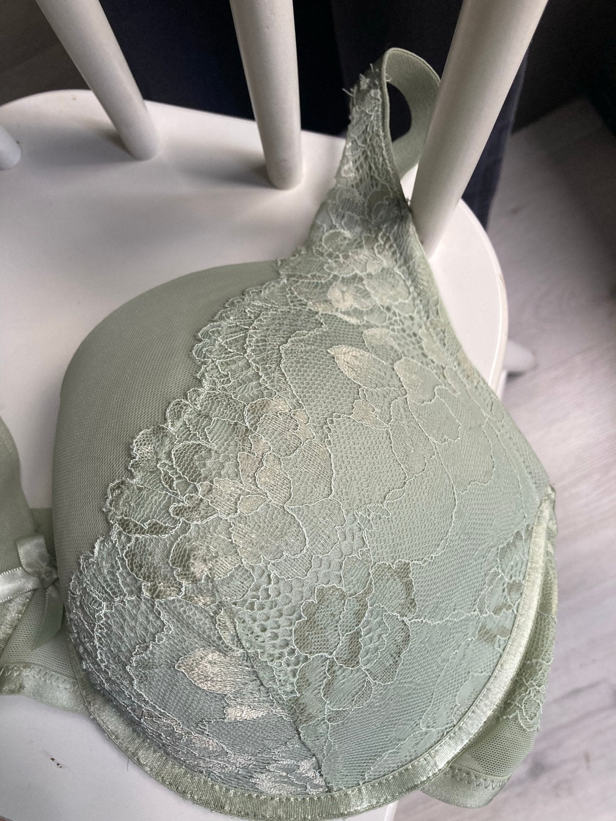 zachtgroene Hunkemöller voorgevormde bh met kant - 85F, Ophalen of Verzenden, Groen, BH