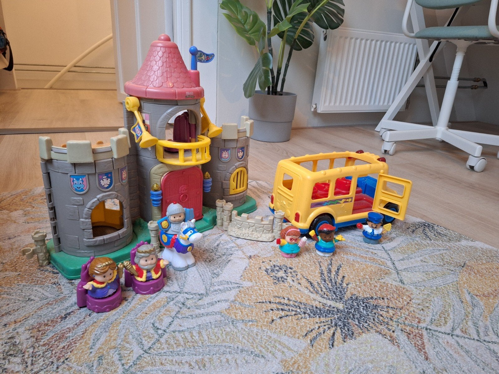 Kasteel en bus voor urenlang speelplezier (Little People), Kinderen en Baby's, Speelgoed | Fisher-Price, Ophalen, Gebruikt, Speelset