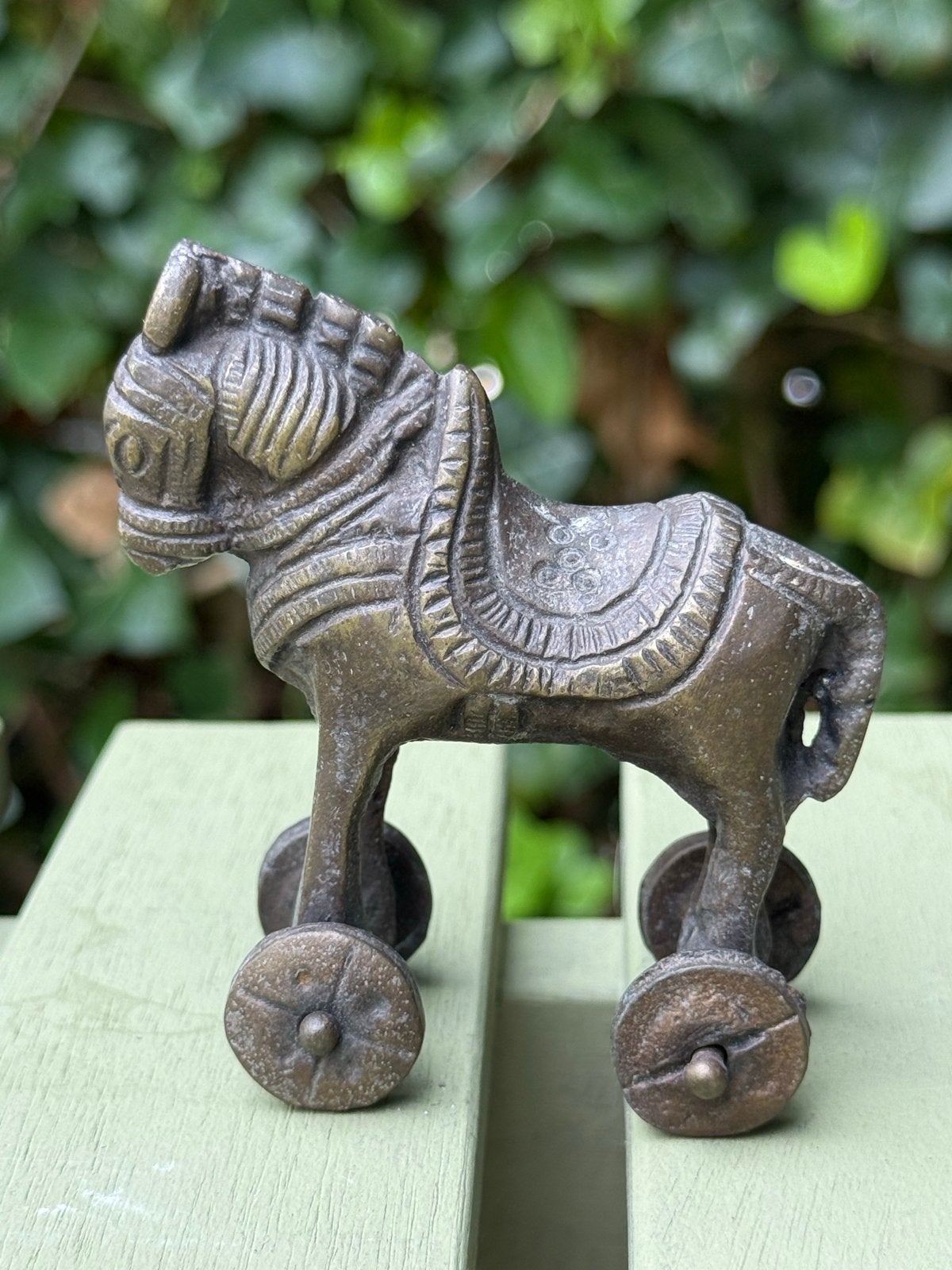 Antiek bronzen speelgoed paardje op wielen - 7 cm hoog, Ophalen of Verzenden