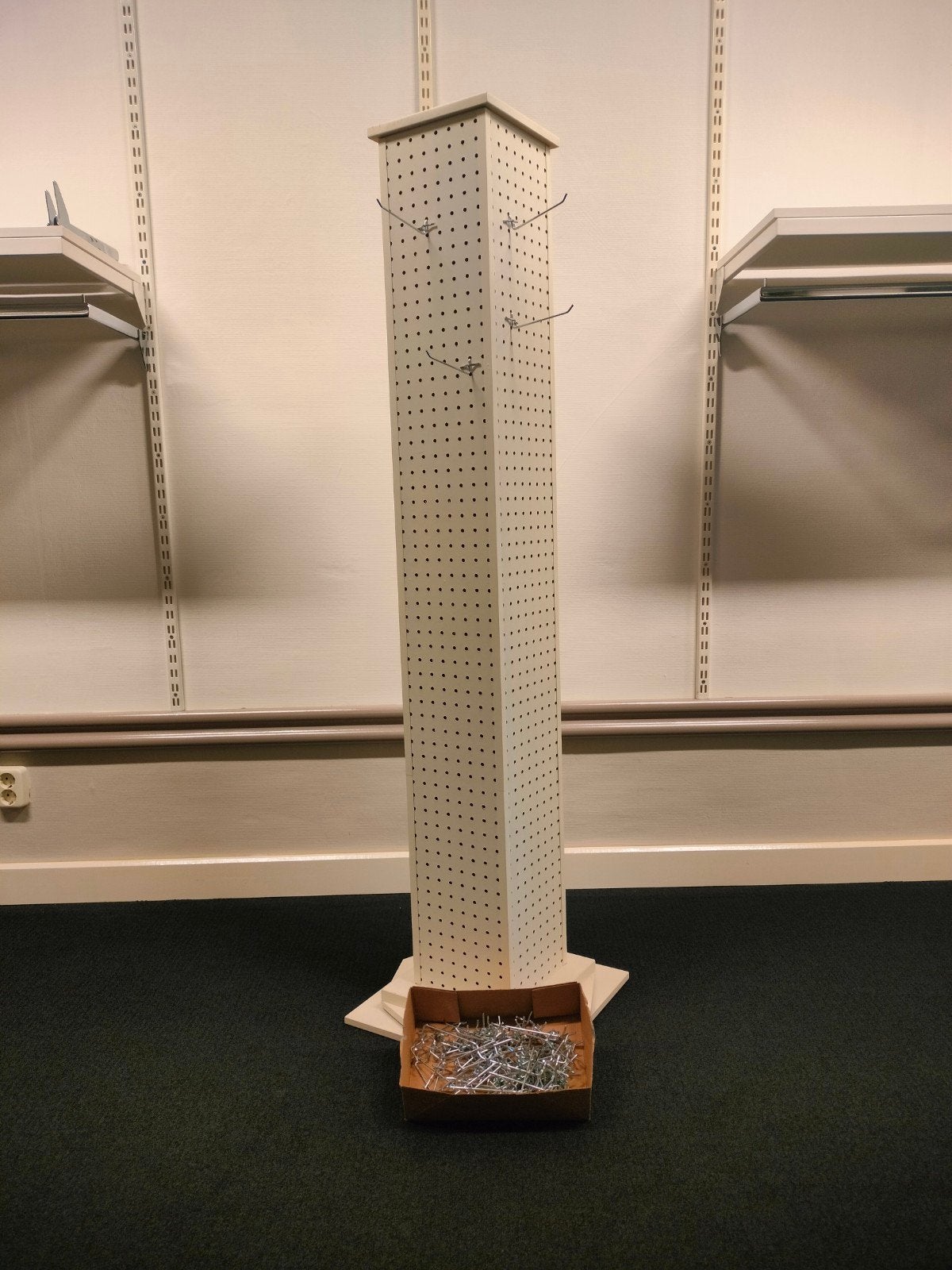 Sieradenzuil met haken -158cm hoog, Ophalen